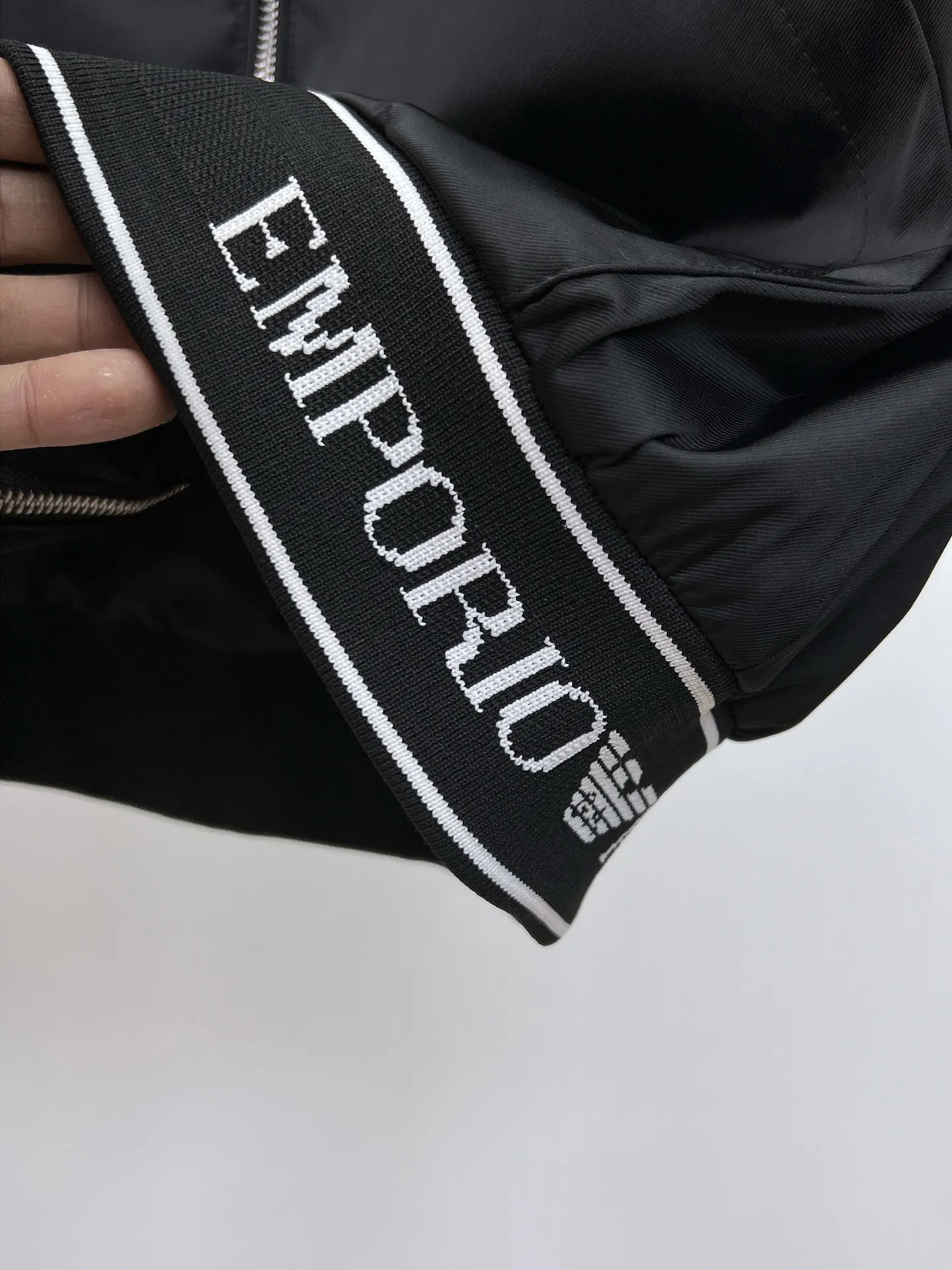 Armani official website Same Style, complete with three labels, on sale in advance. 2026 Autumn and Winter New Arrival men's jacket, Original with complete three labels, Premium version. Custom-made fabrics at the counter. Breathable, high comfort, impeccable details, brand element design concept, reflecting high quality. It feels delicate and soft, presents a casual cut, and has a great upper body shape. Sizes: M～3XL,